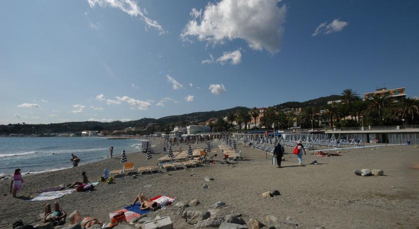 spiaggia hotel 3 stelle liguria Varazze mare