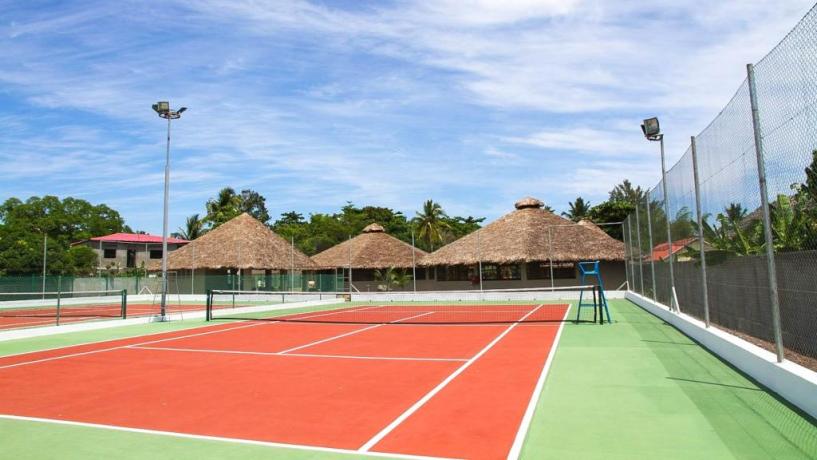 Madagascar:Villaggio con campi sportivi all'interno 