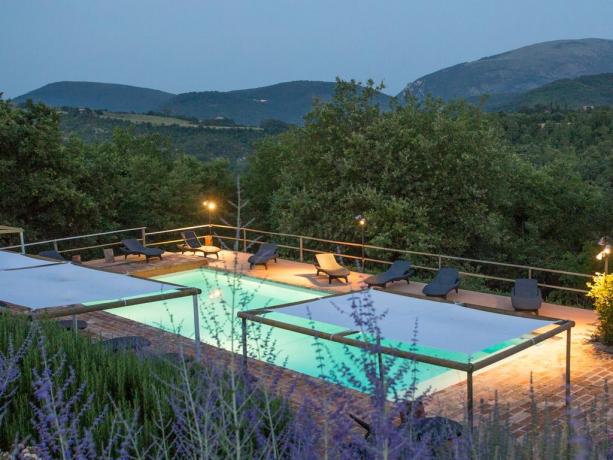 Relais Perugia con piscina aperta di notte 