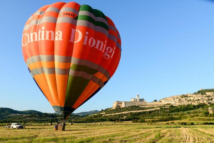 The Fly volo in mongolfiera sopra assisi  