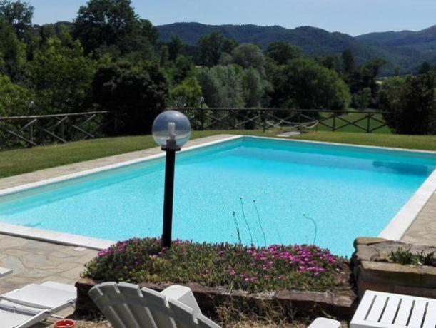 Piscina all'aperto con vista sulla campagna circostante 