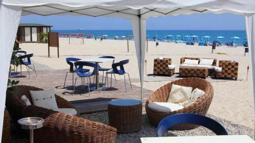 Villaggio con bar sulla spiaggia