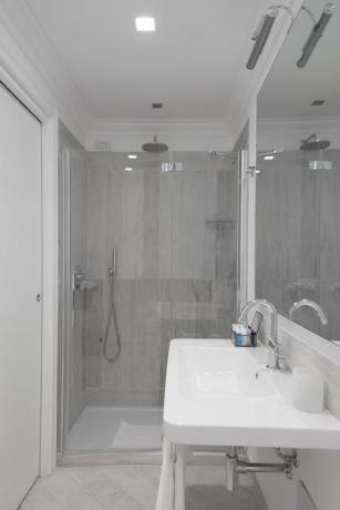 Bagno con doccia camera superior hotel Finale Ligure