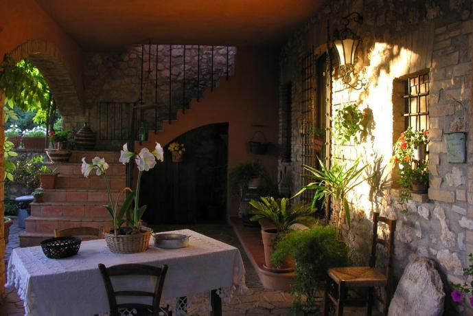 Cortile esterno Bed and Breakfast a Massa Martana