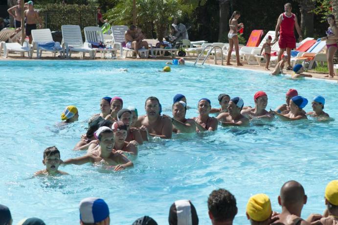 Piscina con attività per adulti e bambini 