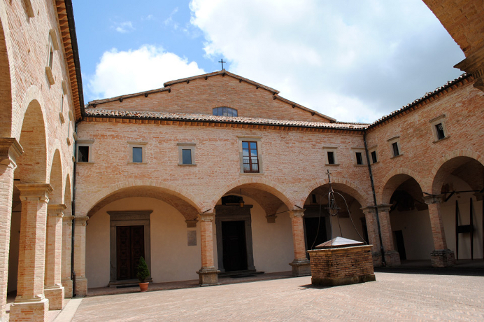Dormire e visitare Basilica di Sant'Ubaldo a Gubbio 