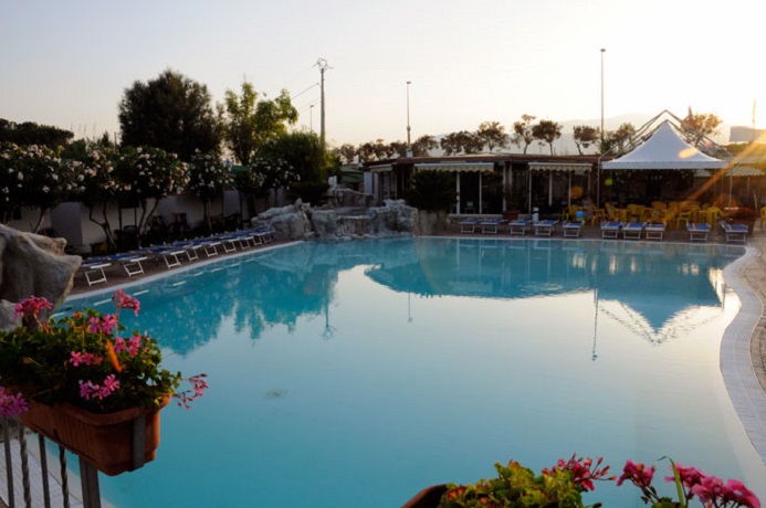 Piscina attrezzata con sdraio e ombrelloni