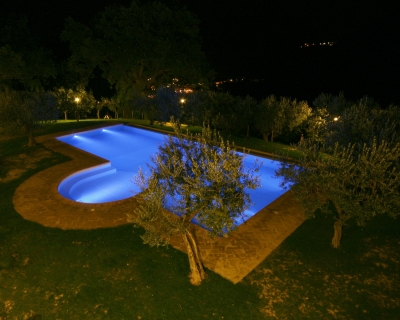 Piscina di notte acqua salata, agriturismo Foligno