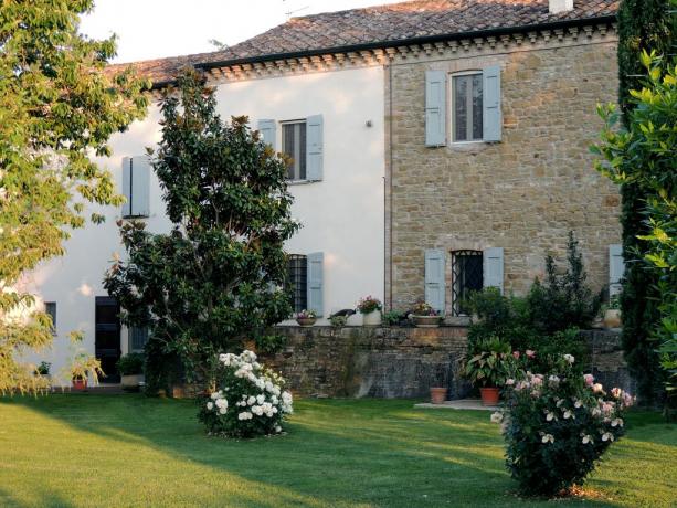 Agriturismo in Umbria con splendido giardino fiorito