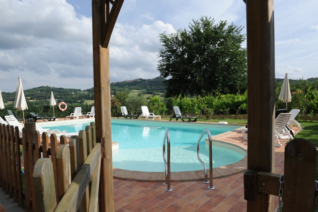 ingresso piscina agriturismo a Sansepolcro Umbria 