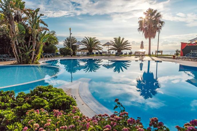 Resort sul mare con piscina a Tropea