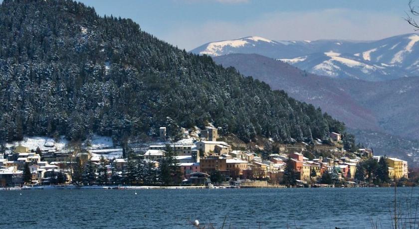 Lago di Piediluco e paese in inverno  