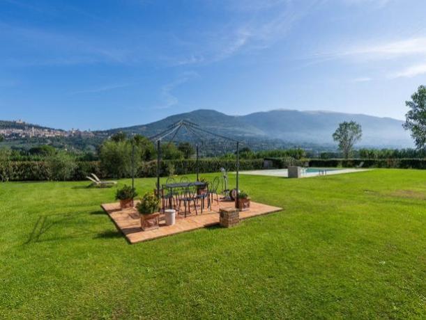 Giardino attrezzato con Tavolino e sedie 