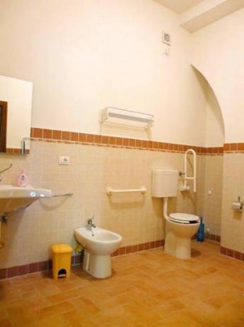 Bagno attrezzato per disabili appartamento Salice
