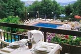 Piscina con sdraio e ombrelloni