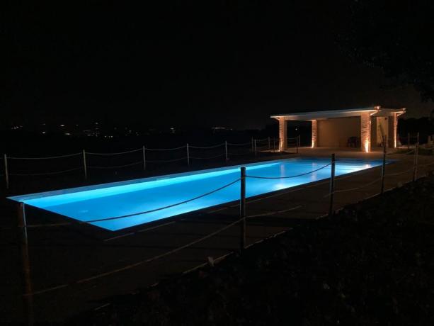 Panoramica di notte delle piscina esterna  