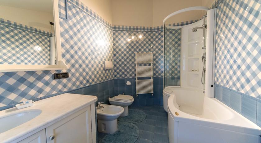 Bagno con vasca e doccia