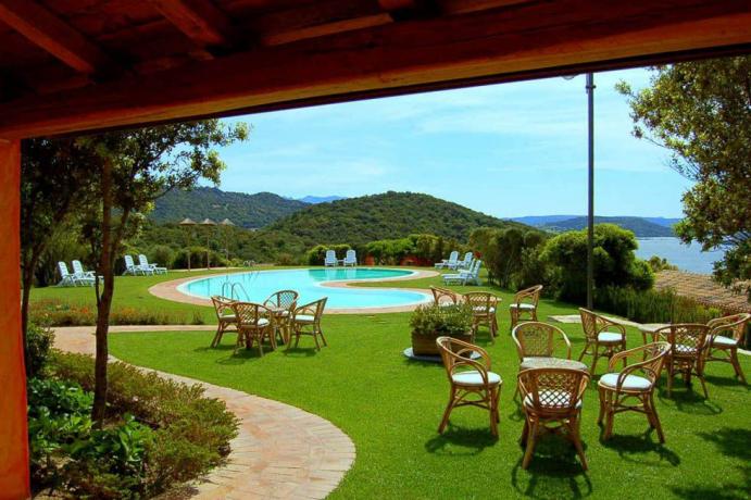 Piscina esterna con cortile curato Relais Costa Smeralda