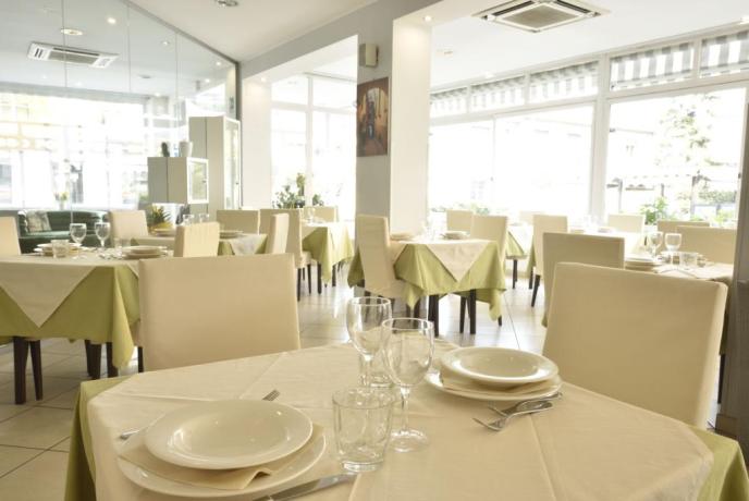 Sala-Ristorante-Hotel-fronte-mare-Riviera-Ligure-Imperia 