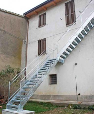 Scala in ferro gradino in marmo parapetto inox scale da interno ed ... Scale esterne moderne