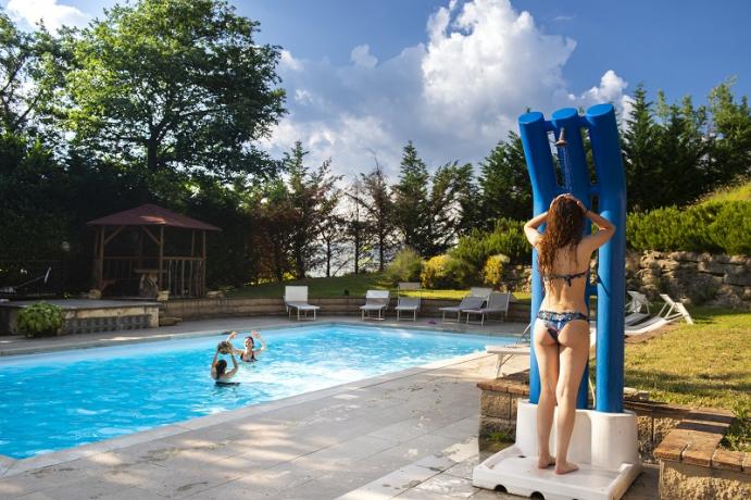 Piscina panoramica nel verde