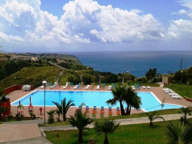 Villaggio con Piscina Davanti al Mare 