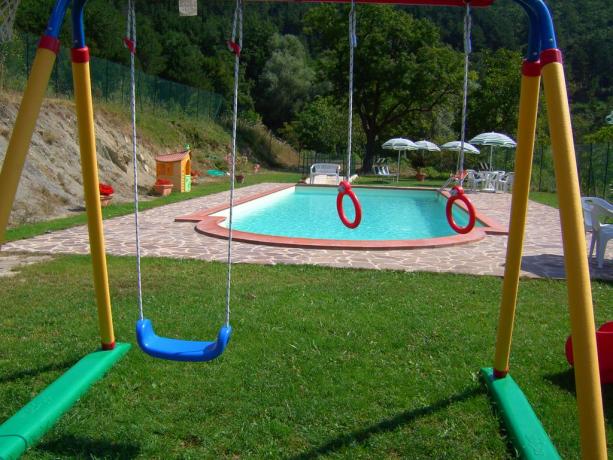 Piscina ed angolo giochi immerso nel verde