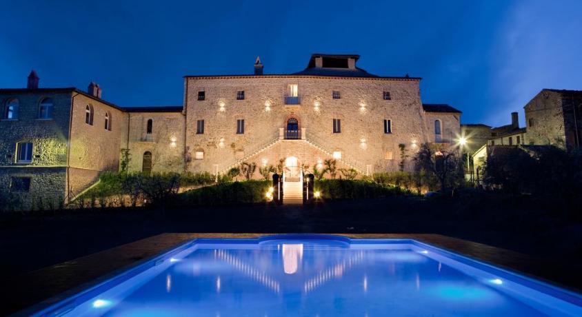 Piscina esterna attrezzata con lettini relax