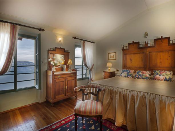 Suite con mobili d'epoca e vista lago Garda