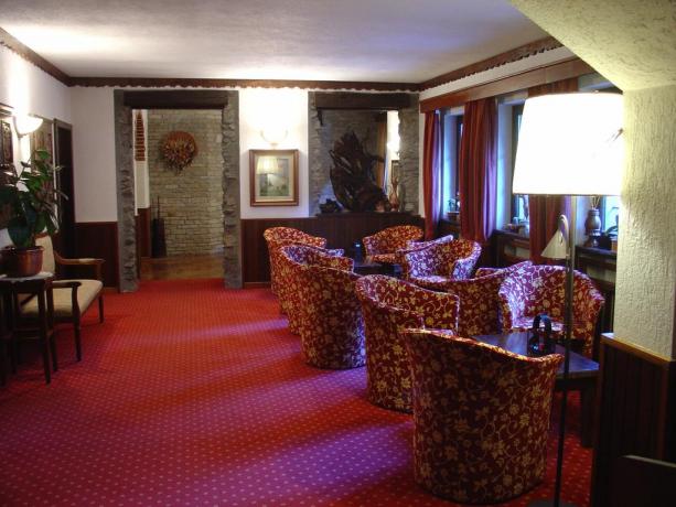 Soggiorno hotel L&M con divani e tavoli