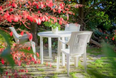 Giardino con tavolo e sedie