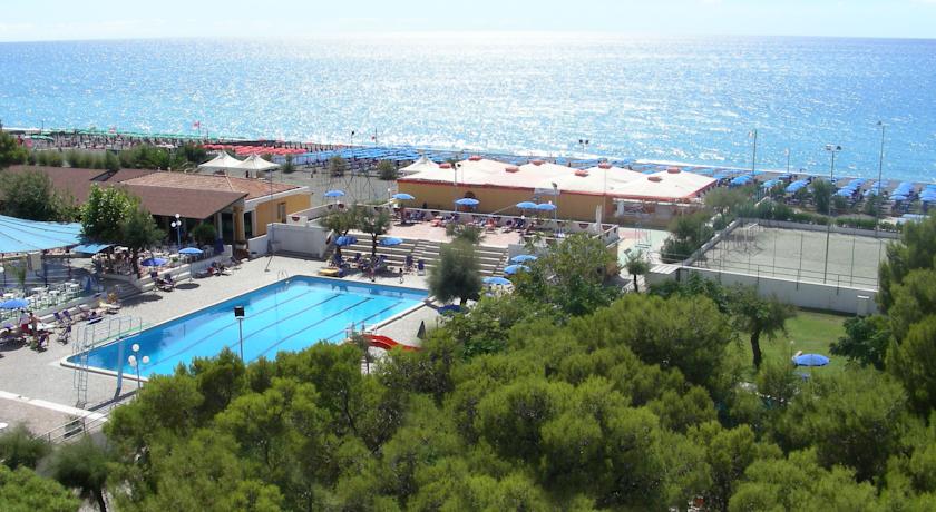 Villaggio Turistico ideale per famiglie con bambini a Scalea, davanti al mare e piscine per adulti e bambini