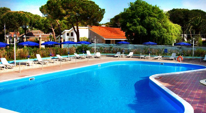 Piscina attrezzata con sdraio e ombrelloni