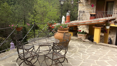 Giardino attrezzato con tavolo e sedie