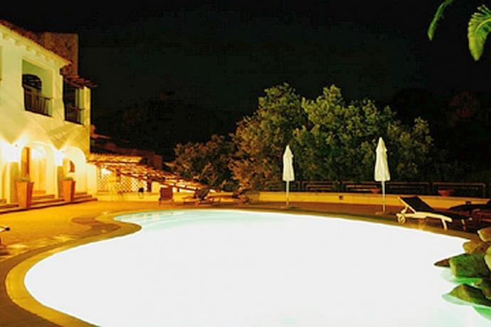 Vista piscina in notturna hotel ad Arzachena