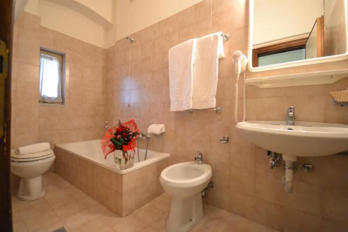 Bagno privato con vasca hotel 3stelle Assisi 