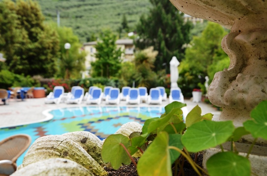 Piscina attrezzata