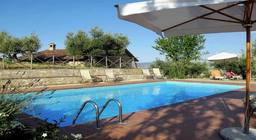 Agriturismo a Perugia: scorcio con piscina 