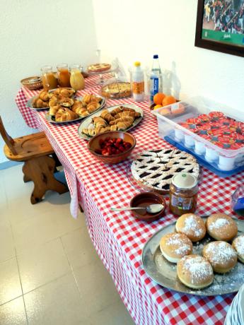 Dolci fatti in casa, frutta fresca per colazione