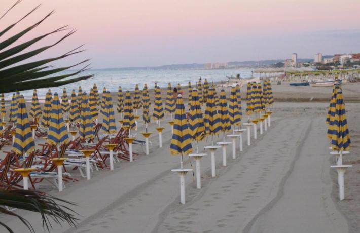 Ampia spiaggia privata-attrezzata Villaggio turistico Silvi-marina 