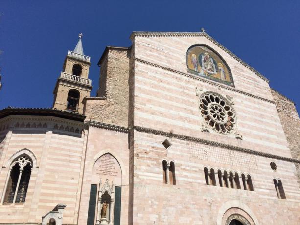 Casale in pietra con Appartamenti a Foligno 