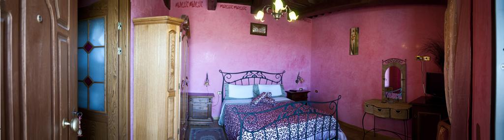 Camere romantiche con letti in ferro battuto
