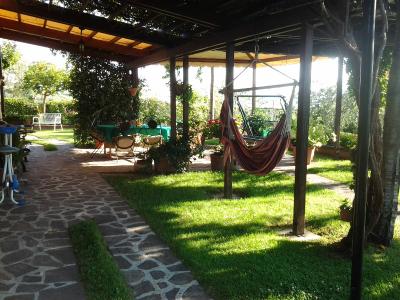 Giardino con dondolo e amaca