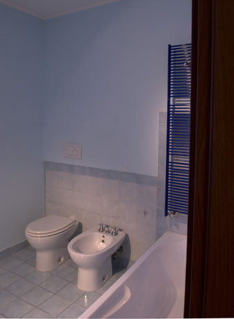 Bagno grande con vasca