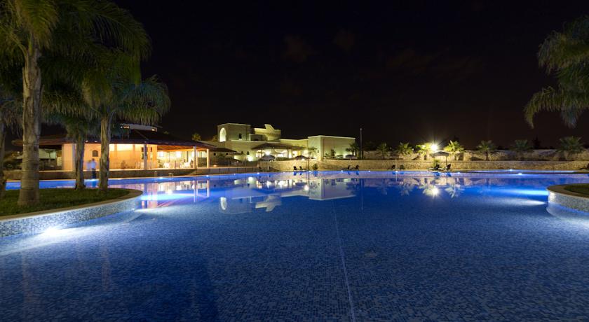Resort con piscina e ristorante a Lecce