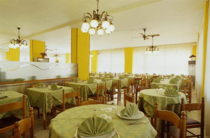 Ampio ristorante per banchetti