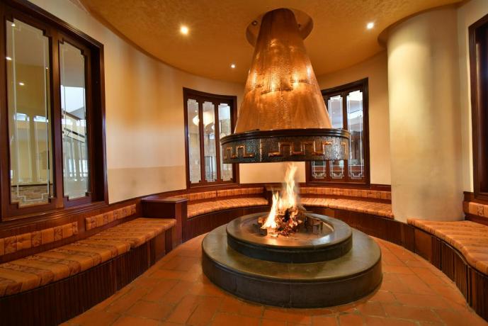 Sala comune con camino