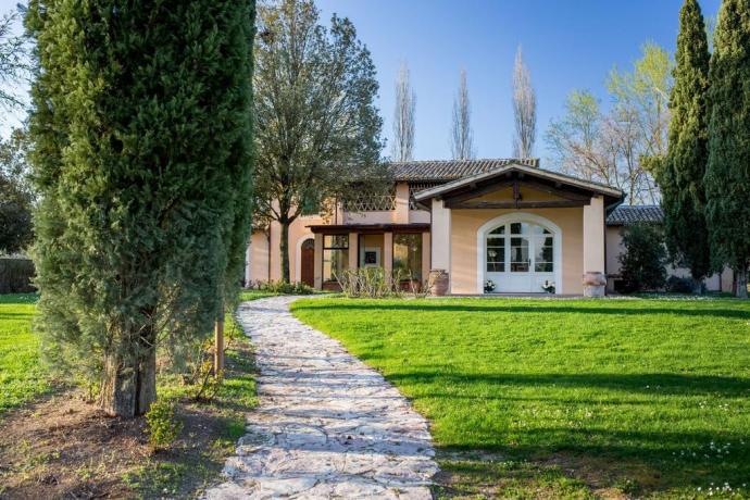 Agriturismo con piscina, ampio giardino, camere con bagno indipendenti, ristorante e pizzeria a Montefalco.