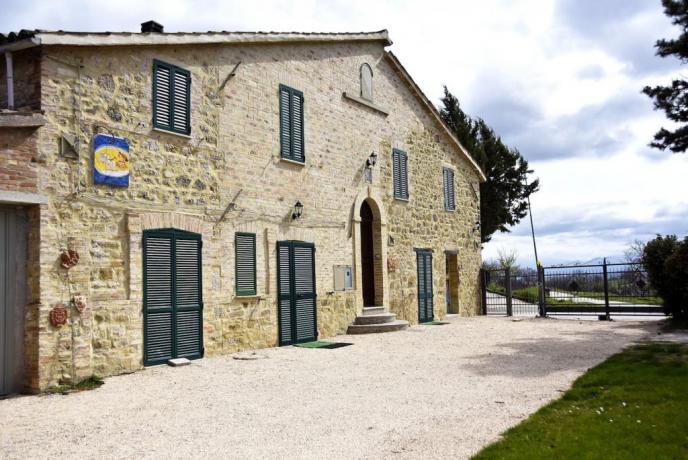 Casale per Vacanza a Gualdo Cattaneo, vicino Foligno, ad uso esclusivo con prima colazione e tre camere, ideale per famiglie