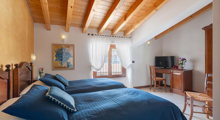 Camere classiche con armadio e poltrone